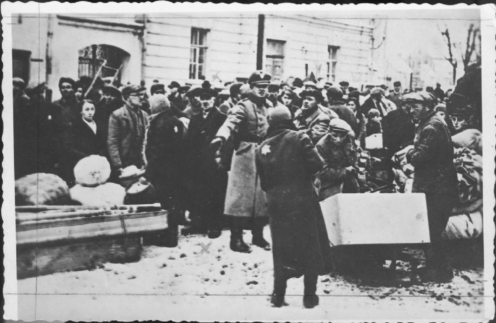 Poland, Grodno, שוטרים גרמנים מכניסים יהודים אל תוך הגטו, 01/11/1942.<br>
ארכיון יד ושם, 1366/194