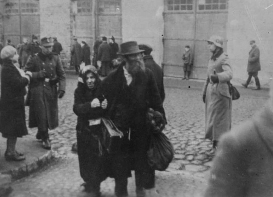 Poland, Grodno, בלאכמאן מנחם מנדל ורעייתו, 1943. ארכיון יד ושם, 1366/429