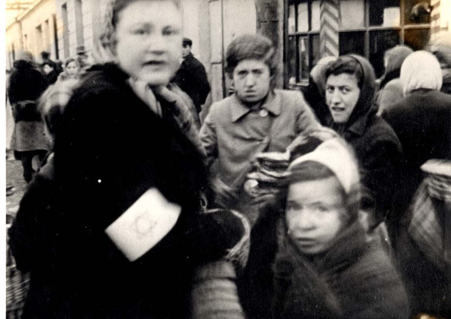 Poland ,Drohobycz, נשים וילדים ברחוב הגטו.