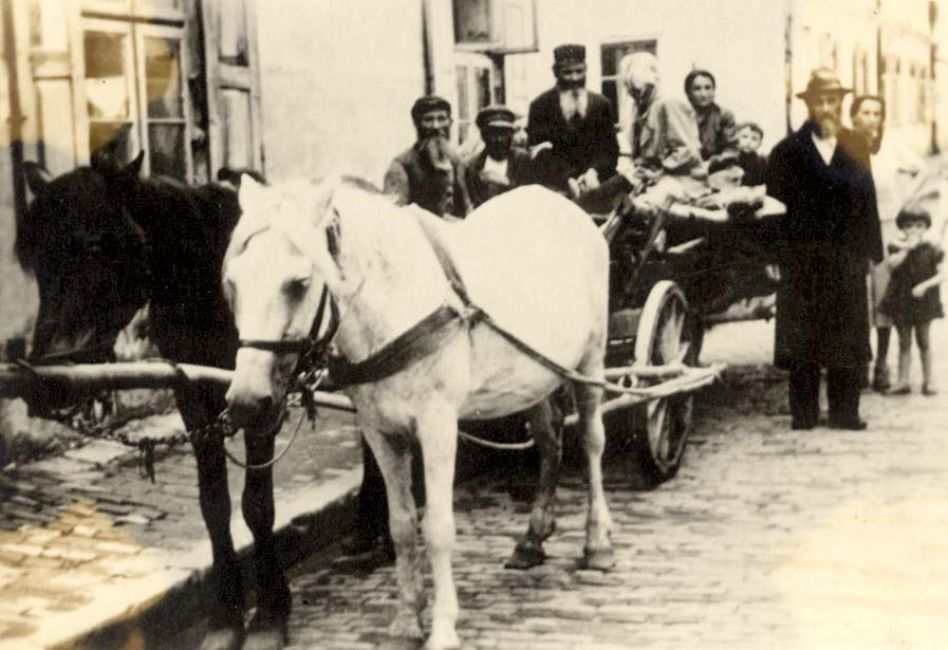 Poland ,Drohobycz, יהודים ליד עגלה רתומה לסוסים בגטו.