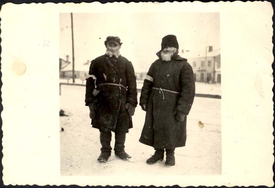 Poland ,Ozorkow, שני יהודים בשלג בגטו. ארכיון יד ושם, 78AO2