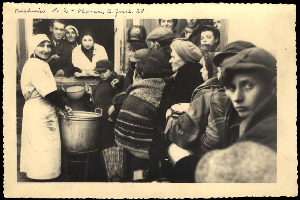 Poland ,Otwock, יהודים ממתינים בתור לחלוקת מזון במטבח הציבורי. ארכיון יד ושם, 55CO2