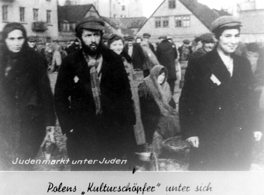 Poland ,Wielun, יהודים כיכר השוק בגטו.<br>
ארכיון יד ושם, 56EO2