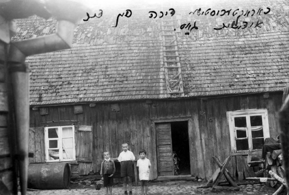 Lithuania, Vilkaviskis, שלושה ילדים בחזית בית ברובע היהודי.<br>
ארכיון יד ושם, 1131/9