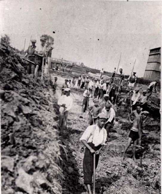 Poland ,Wlodawa, יהודים עובדים בעבודת כפייה, 1942.<br>
ארכיון יד ושם, 69DO5
