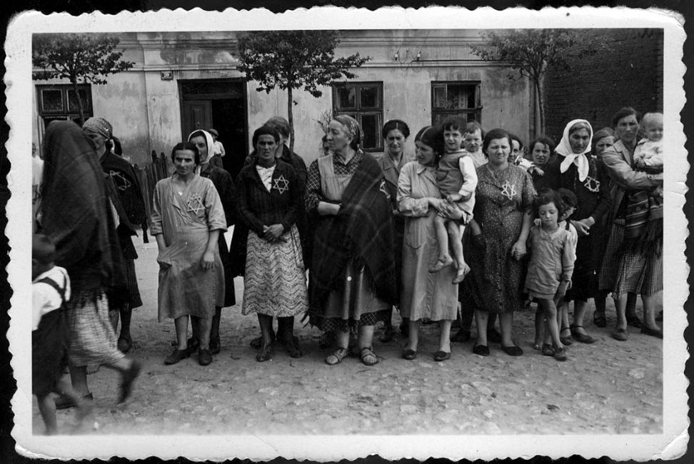 Poland ,Wloclawek, נשים יהודיות עונדות טלאי צהוב בגטו, יחד עם ילדיהן.<br>
ארכיון יד ושם, 1949/3
