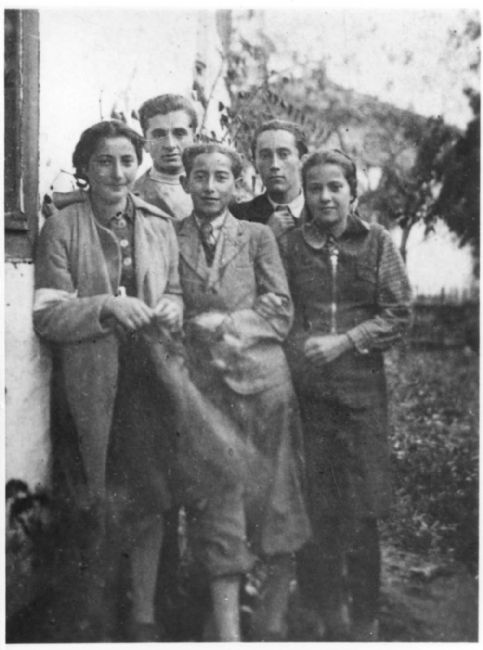 Poland ,Zurawno, סידוניה נגל אשכנזי (משמאל) עם קבוצת נערים, 1942.<br>
ארכיון יד ושם, 1202/15