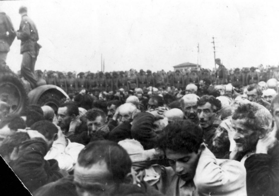 Ukraine, Zhitomir, גברים יהודים תחת שמירת חיילים גרמנים, 07/08/1941.<br>
ארכיון יד ושם, 17EO3