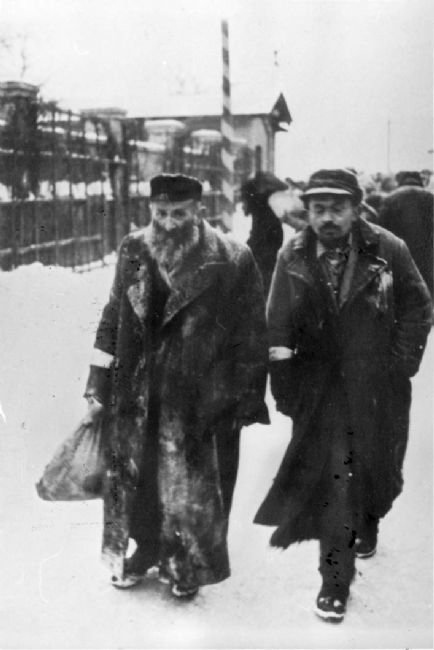 Poland, Zyrardow, יהודים מגורשים צועדים בשלג עם חפציהם.<br>
ארכיון יד ושם, 1605/210
