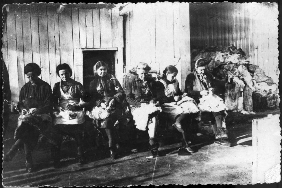 Poland ,Zdunska Wola, נשים עובדות בתפירה בגטו, 1941-1942.<br>
ארכיון יד ושם, 807/2