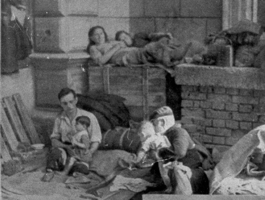 Hungary ,Zalaegerszeg, תצלום של נשים, גברים וילדים בתוך מבנה בגטו.<br>
ארכיון יד ושם, FA58/13