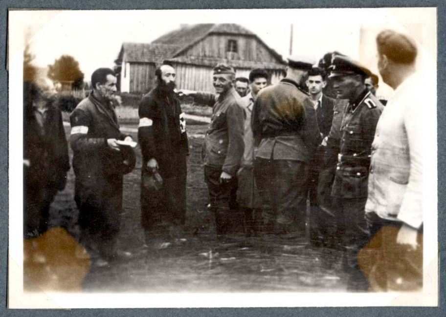 Poland ,Zamosc, חיילים מתעללים ביהודים.