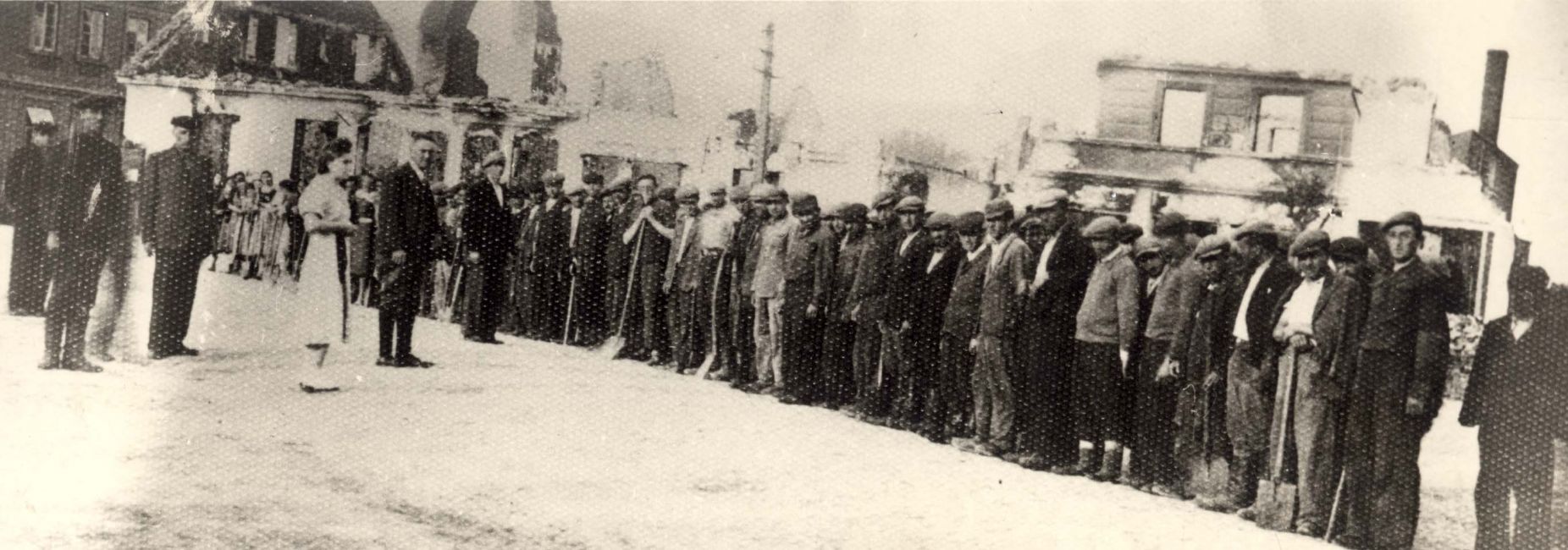 Poland, Uniejow יהודים מרוכזים בכיכר העיר לעבודות כפייה, 1940 לערך. ארכיון יד ושם, 6249