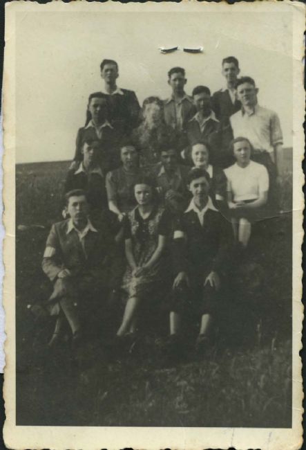 Chmielnik, Poland, תצלום קבוצתי בקן של השומר הצעיר בגטו, 1942.<br>
ארכיון יד ושם, 9007/1