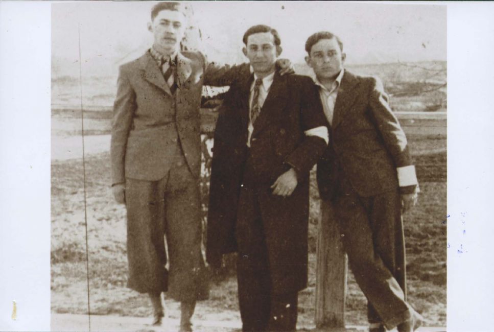 Chrzanow, Poland, צעירים יהודים עונדים סרט יד, 1939.<br>
ארכיון יד ושם, 9130/3
