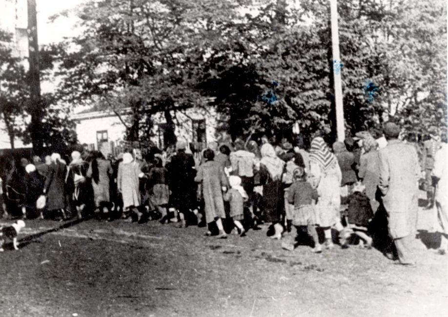 Poland ,Tlumacz, גירוש יהודים, יהודי העיירה צועדים.<br>
ארכיון יד ושם, 74CO2