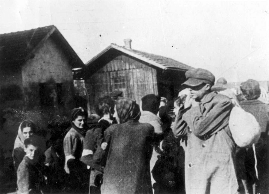 Poland ,Tlumacz, גירוש יהודים, יהודי העיירה עם חפציהם.<br>
ארכיון יד ושם, 74CO3