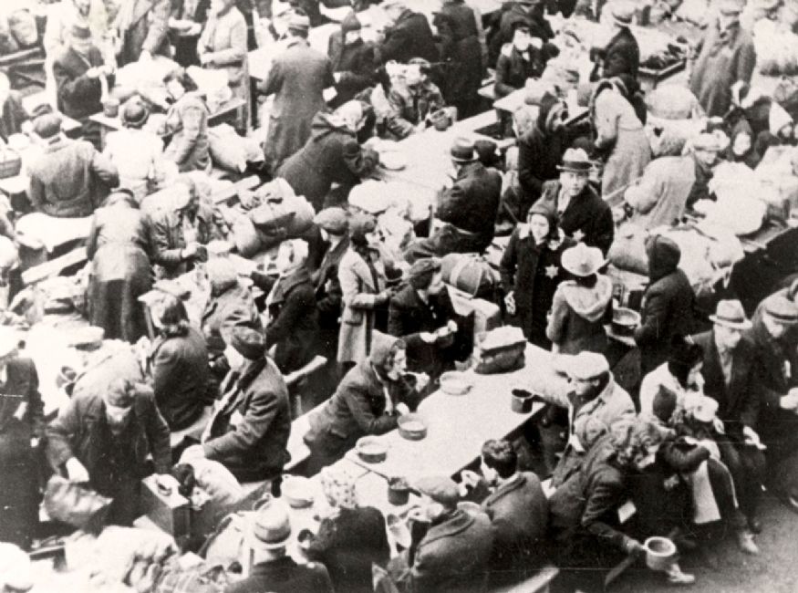 Czechoslovakia ,Theresienstadt, יהודים אוכלים בכיכר בגטו, 1943.<br>
ארכיון יד ושם, 7GO4