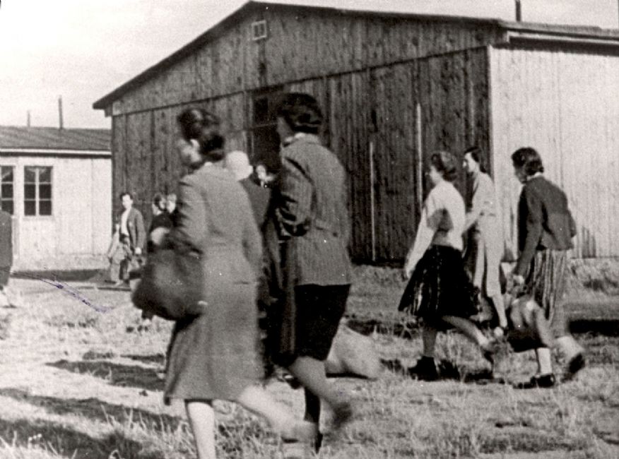 Czechoslovakia ,Theresienstadt, נשים ליד צריף, 1943.<br>
ארכיון יד ושם, 7GO5
