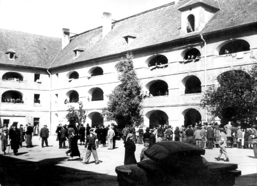 Czechoslovakia ,Theresienstadt, יהודים בגטו.<br>
ארכיון יד ושם, 8CO9