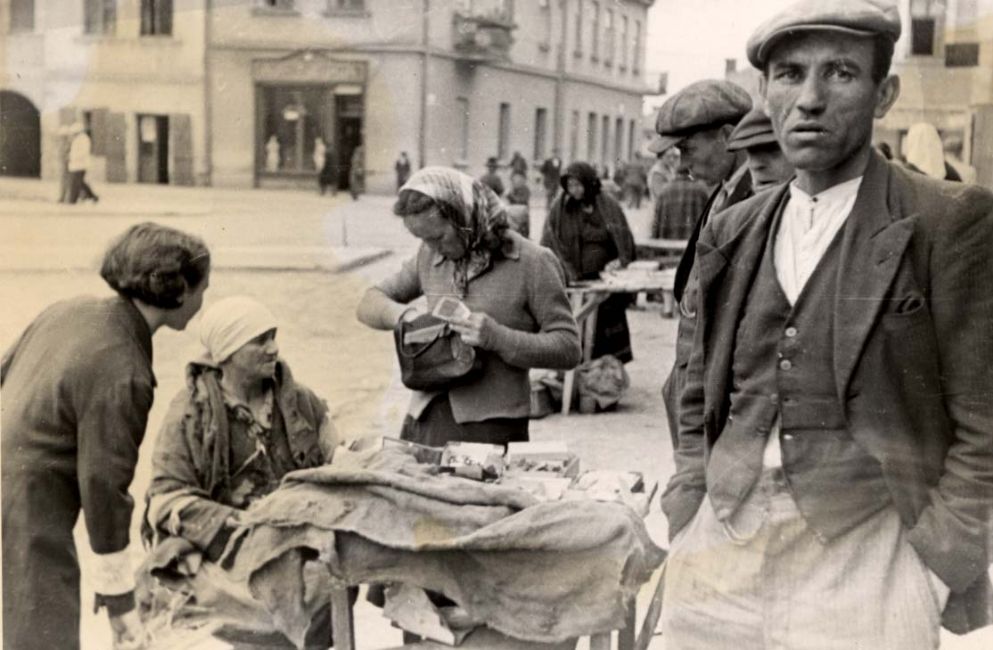Poland ,Tarnow, כיכר השוק בגטו, אוגוסט 1941.<br>
ארכיון יד ושם, 1023/5
