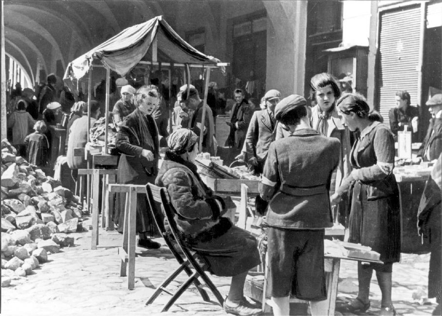 Poland ,Tarnopol,  יהודים סוחרים ברחוב בגטו.<br>
ארכיון יד ושם, 4449/36