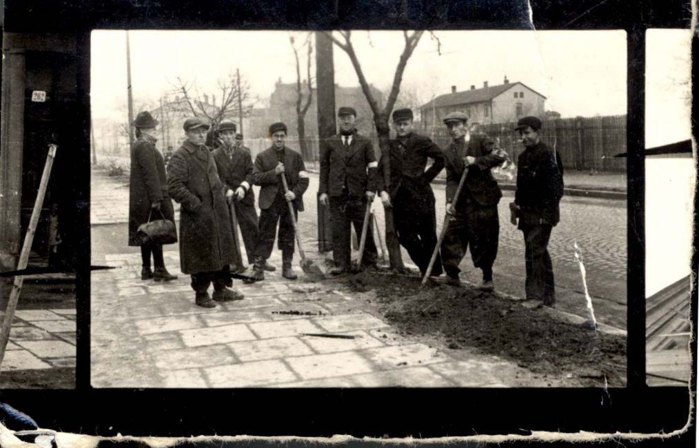 Poland ,Trzebinia, גברים יהודים בעבודות כפייה.<br>
ארכיון יד ושם, 1986/345