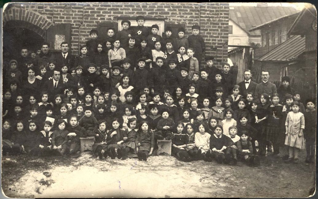 Poland ,Jaworow, קבוצת ילדים, חלקם עונדים טלאי צהוב.<br>
ארכיון יד ושם,  1306<br>
