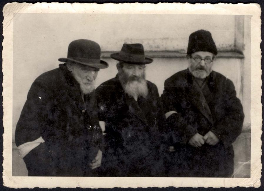 Poland ,Lvov, שלושה גברים יהודים בגטו, 1942.<br>
ארכיון יד ושם, 80CO4<br>
