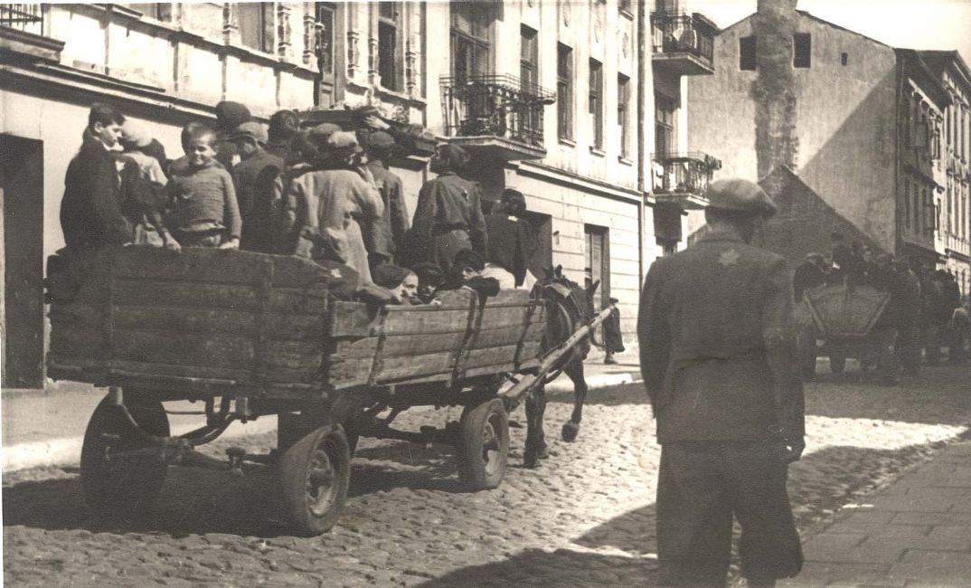 Poland ,Lodz, גירוש ילדים בעגלות סוסים, 1942.