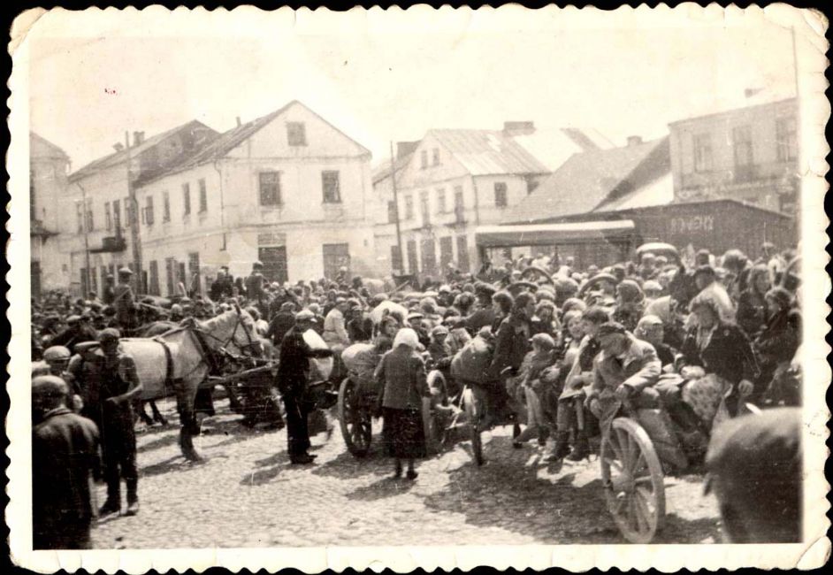 Poland ,Losice, איסוף יהודים בכיכר העיירה לפני גירושם, ארכיון יד ושם, 80GO1<br>
