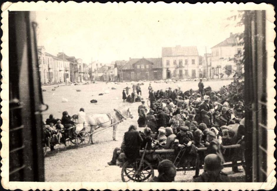 Poland ,Losice, יהודים מרוכזים בכיכר השוק לפני גירושם,  ארכיון יד ושם, 80GO3
