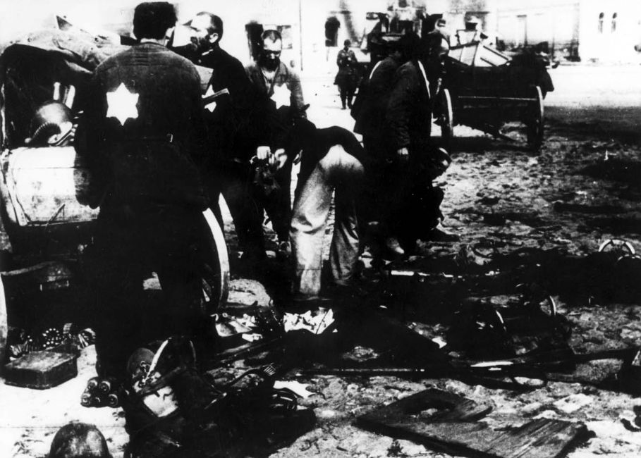 Belorussia ,Mogilev,  עובדי כפייה יהודים מפנים חפצים מהרחוב. ארכיון יד ושם, 86FO7