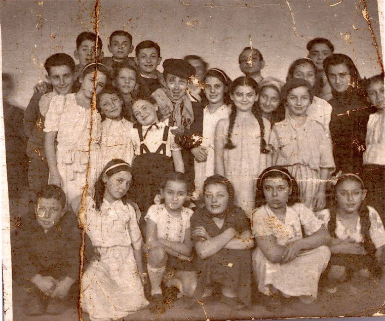 Mogilev, Ukraine,  תצלום קבוצתי של ילדים בבית יתומים. אדולף שטרן (המוסר) עומד מאחור שני משמאל,  1942/43. ארכיון יד ושם, 8094/1<br>
