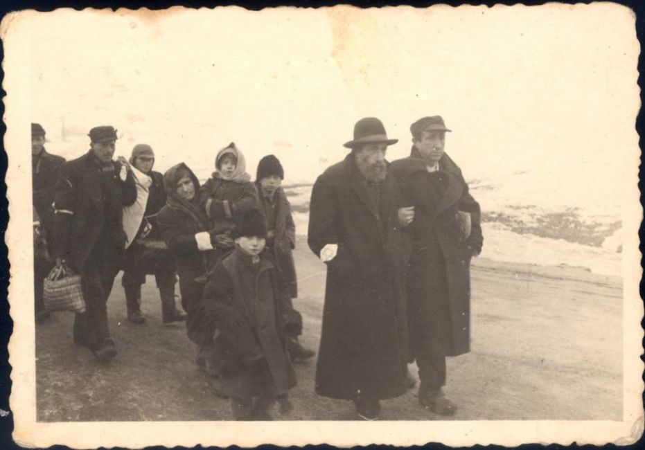 Mielec, Poland, יהודים מגורשים בדרכם לתחנת הרכבת, 9/3/1942. ארכיון יד ושם, 8027/138<br>

