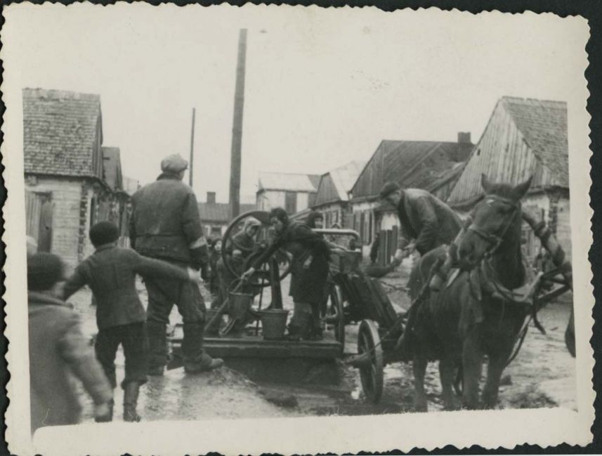 Poland, Miedzyrzec Podlaski, מובילי מים עם עגלתם ליד משאבת מים, 1941. ארכיון יד ושם, 8954/27