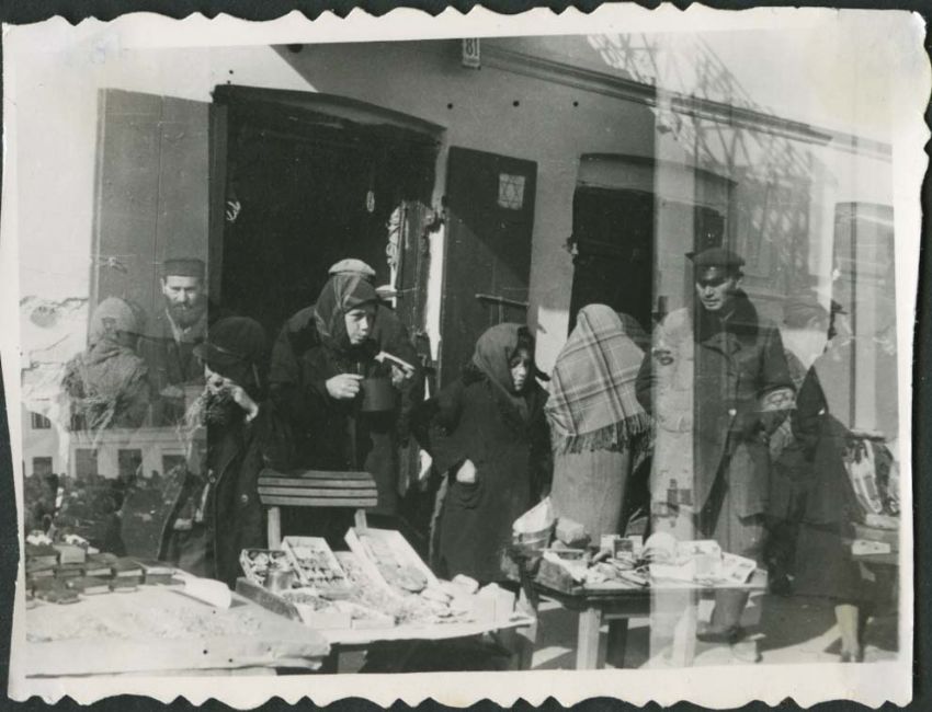 Poland, Miedzyrzec Podlaski, יהודים ליד חנות עם סימון יהודי, כנראה בגטו, 1941. ארכיון יד ושם, 8954/8