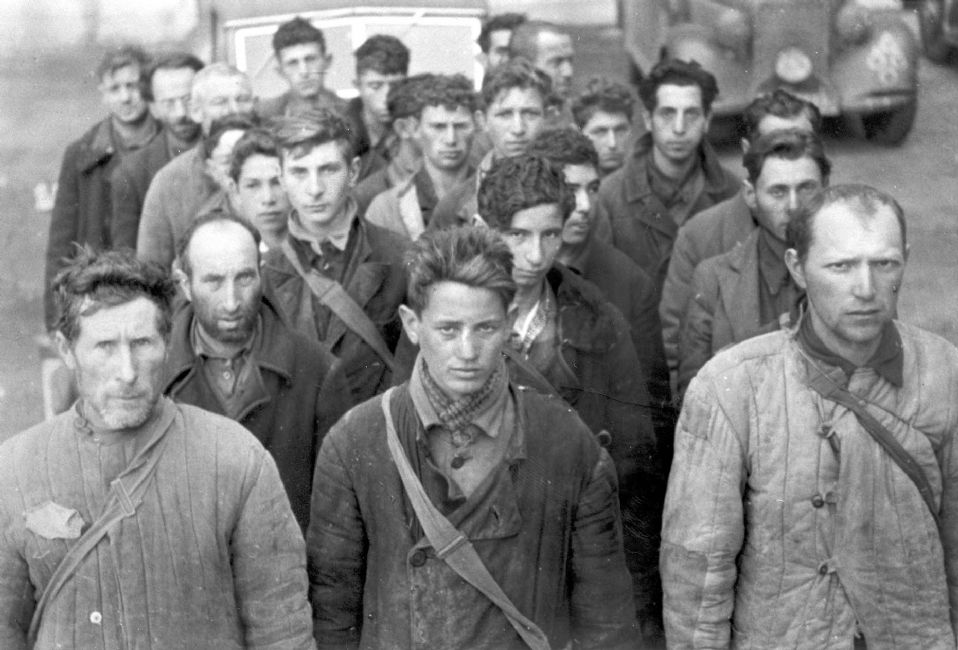 Belorussia ,Minsk, עובדי כפיה יהודים בגטו, ינואר 1943.<br>
ארכיון יד ושם, 4613/218<br>
