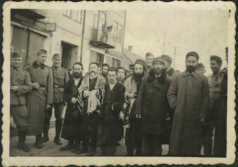Minsk Mazowiecki ,Poland, חיילים עומדים ברחוב ליד קבוצת יהודים דתיים. ארכיון יד ושם, 3883/4409