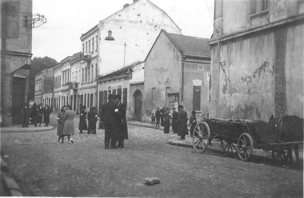 Poland ,Nowy Sacz, יהודים הולכים ברחוב בגטו. ארכיון יד ושם, 3043/3<br>
