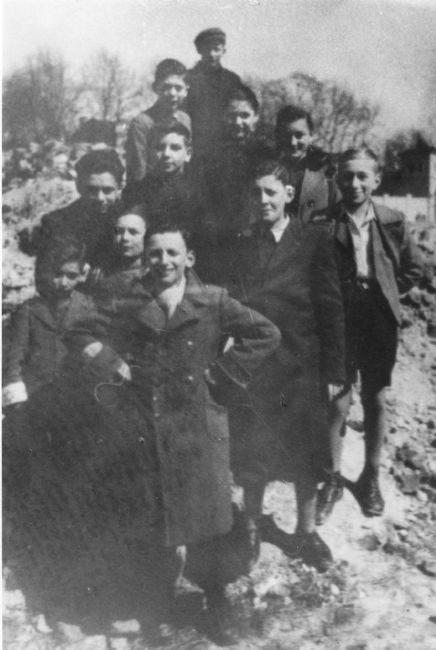 צעירים יהודים מהגטו בפיוטרקוב טריבונלסקי Piotrkow Trybunalski. ארכיון יד ושם, 4613/922<br>

