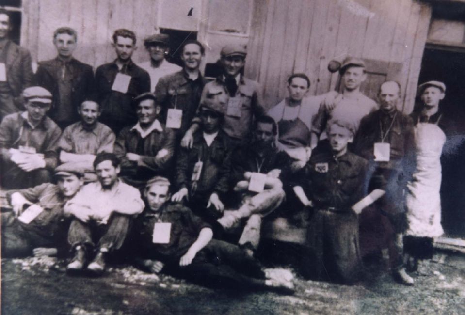 Piotrkow Trybunalski, Poland, קבוצת עובדים יהודיים במפעל לייצור שמשות, 04/1943. ארכיון יד ושם, 7032/1<br>
