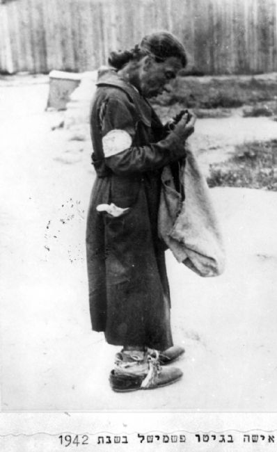 Poland ,Przemysl, יהודייה לבושה בבלויי סחבות בגטו.<br>
ארכיון יד ושם, 73EO5