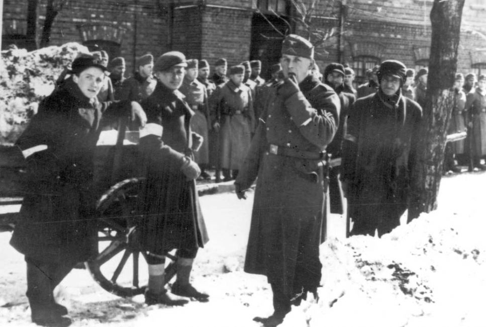 Poland ,Ciechanow, חיילים גרמנים סביב צעירים יהודים בעבודות כפייה.<br>
ארכיון יד ושם, 1605/303