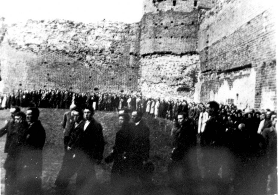 Poland ,Ciechanow, ריכוז יהודים בחצר מבצר, לפני הגירוש.<br>
ארכיון יד ושם, 2656/28