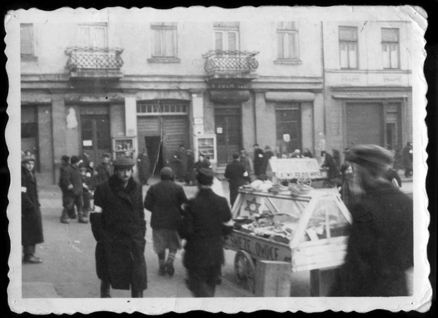 Poland ,Czestochowa, רוכלי רחוב בגטו, 1942.<br>
ארכיון יד ושם, 79BO5