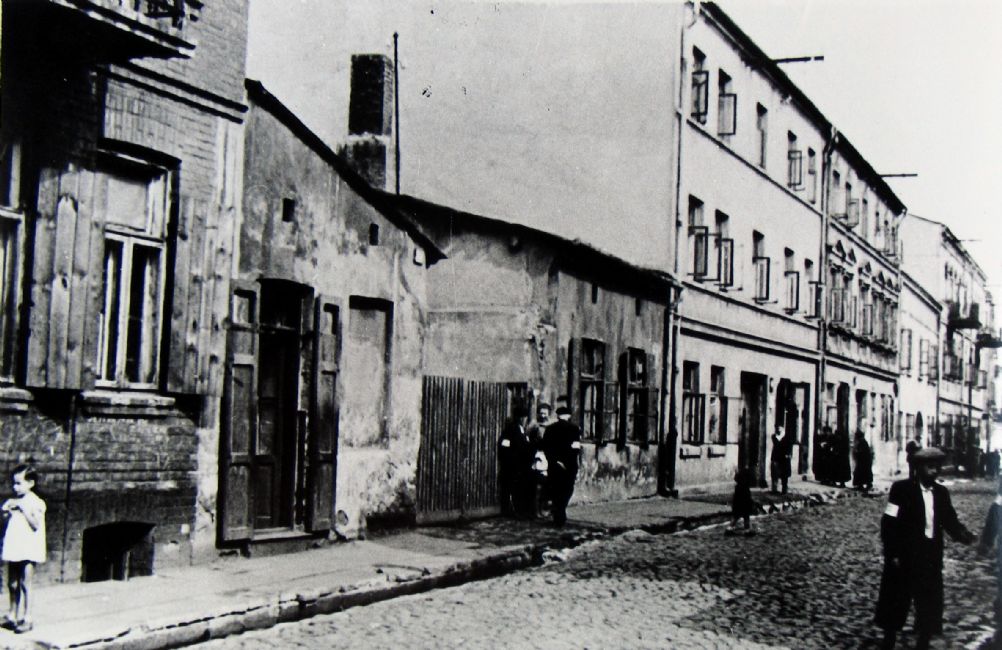 Czestochowa, Poland, תצלום של יהודים הולכים בתוך הגטו, עונדים סרט יד.<br>
ארכיון יד ושם, 9838/11