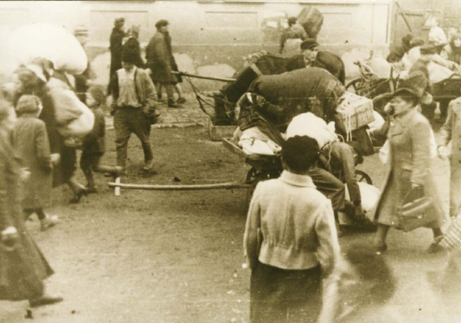 Cernauti, Romania, גירוש יהודי העיר, סתיו 1941.<br>
ארכיון יד ושם, 6734/4