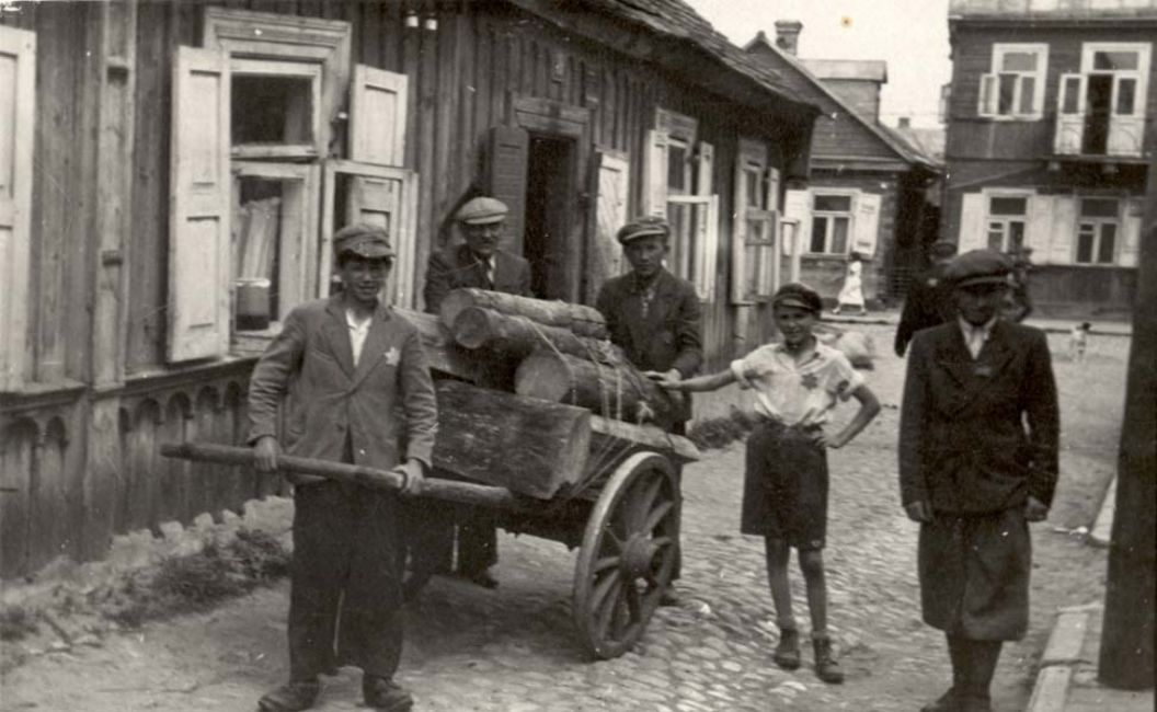 Lithuania, Kaunas, חלוקת בולי עצים להסקה בגטו, יוני 1943.<br>
ארכיון יד ושם, 7003/11