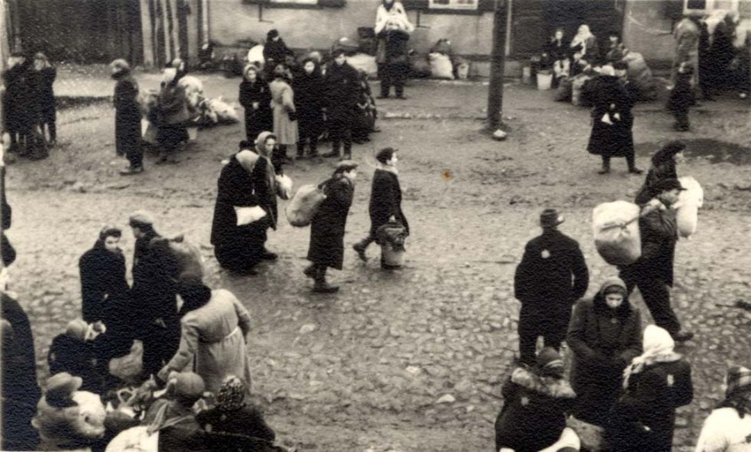 Lithuania, Kaunas, יהודים עם מטלטליהם ברחוב בגטו, לפני גירושם.<br>
ארכיון יד ושם, 7003/78